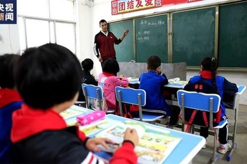 Trung Quốc: Thầy giáo bỏ việc, dạy học cho trẻ bị bỏ rơi