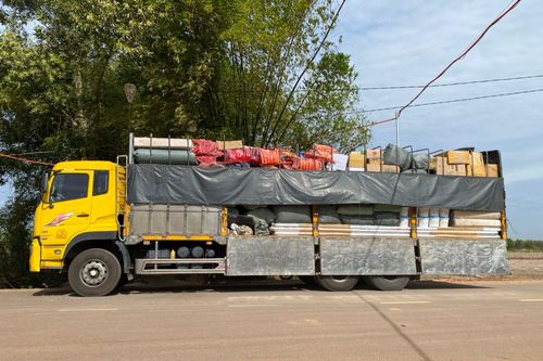 Phát hiện 200.000 USD giấu trong thùng mì tôm trên xe tải chở hàng chờ thông quan
