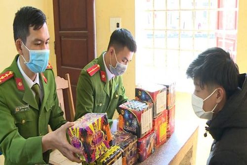 Bắt quả tang 2 đối tượng mua pháo nổ trên mạng xã hội về 'chơi Tết'