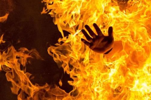 Nói chia tay, cô gái bị bạn trai tưới xăng đốt