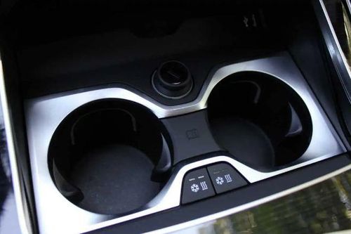Hãng xe BMW bị kiện tập thể vì thiết kế khay chứa cốc bị ngấm nước