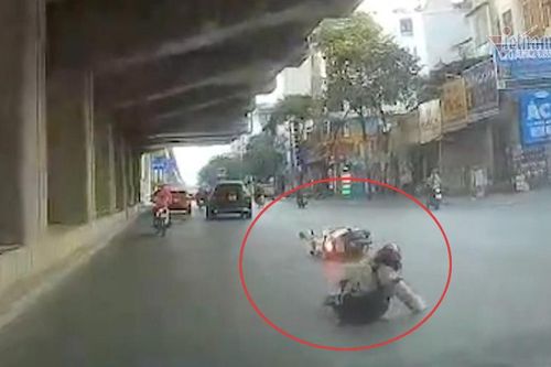 Bị xe máy tạt đầu, cô gái trẻ ngã sõng soài ngay trước mũi ô tô