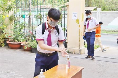 Học sinh khối trung học cơ sở tại Long An trở lại trường học trực tiếp