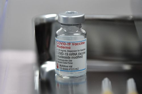 Hãng Moderna khẳng định tiêm mũi tăng cường giúp bảo vệ chống Omicron