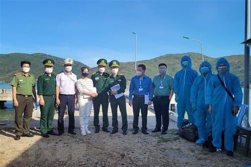 Bình Định: Bàn giao 3 thuyền viên nước ngoài gặp nạn trên biển