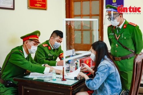 Xử phạt nhóm thanh niên 'vô tư' bỏ khẩu trang nơi công cộng