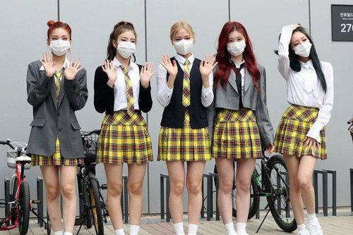 BLACKPINK chứng tỏ đẳng cấp thời trang bằng đúng một tiểu tiết so với các nhóm khác
