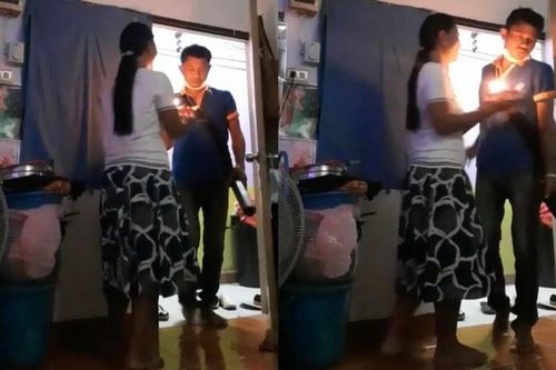 Clip: Vợ hào hứng bê bánh kem tổ chức sinh nhật bất ngờ, chồng tỏ thái độ lạnh tanh đến đau lòng