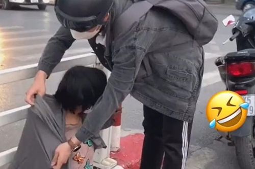 Thấy cô gái bán hàng rong ngồi co ro bên đường, hành động của chàng trai sau đó nhận 'cơn mưa' lời khen
