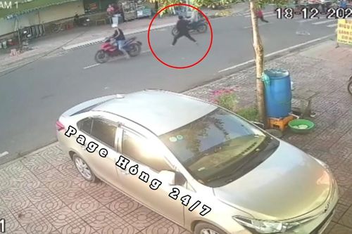 Clip: Nghe tiếng tri hô, anh hàng xóm bất ngờ lao ra 'tung cước' đá bay tên trộm như phim hành động