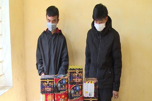 Bắt quả tang 2 đối tượng tàng trữ pháo nổ trái phép