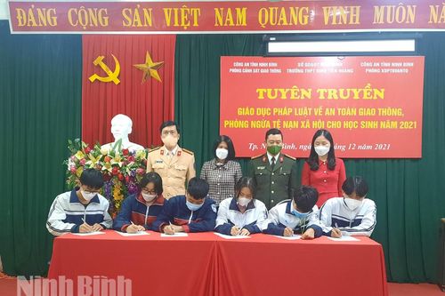 Tuyên truyền pháp luật về giao thông cho học sinh Trường THPT Đinh Tiên Hoàng