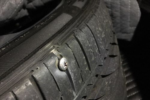 Làm sao để phát hiện có đinh cắm vào lốp xe?