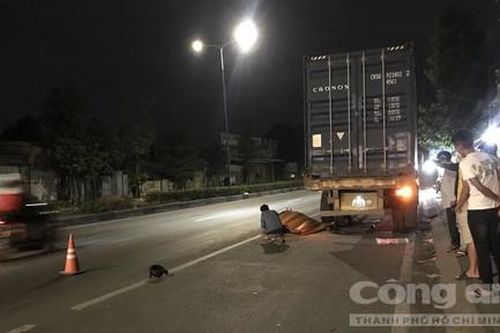Thanh niên chạy xe SH tông đuôi container tử nạn, mẹ gào khóc thảm thương