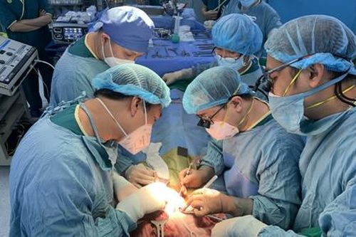 Cha hiến gan cứu con gái 7 tuổi bị xơ gan