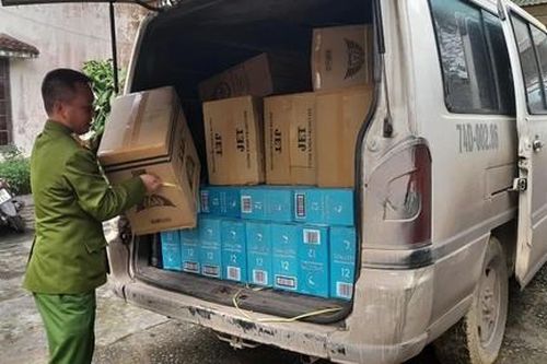 Lái xe bỏ lại lô hàng lậu 800 triệu đồng trốn vào rừng