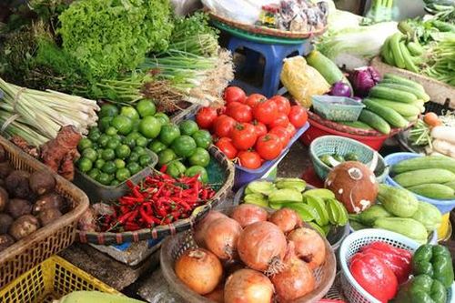 Bà nội trợ 'chóng mặt' khi giá rau, củ tăng vùn vụt từng ngày