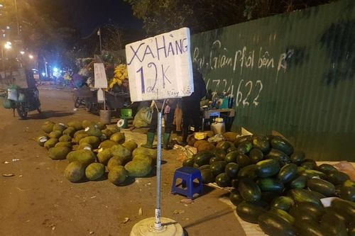 Tắc nghẽn đường xuất khẩu sang Trung Quốc, trái cây 'hạ giá' tràn xuống vỉa hè, lòng đường Hà Nội