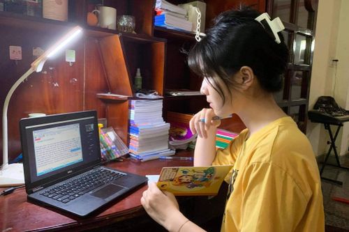 Học online, trẻ thức đến 1h sáng làm bài