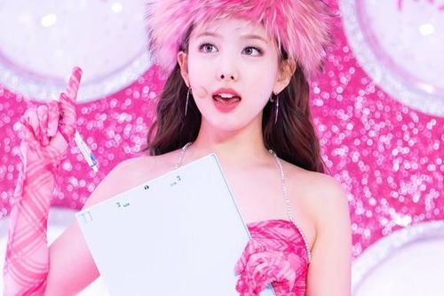 Nayeon xứng danh là thánh ngoại giao của TWICE: Chơi thân toàn mỹ nhân