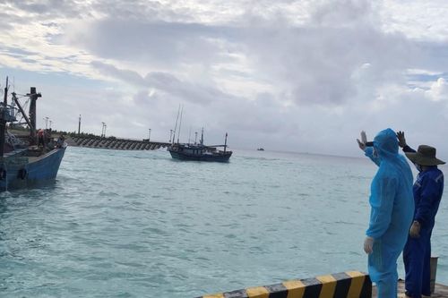 Bộ đội Trường Sa tiễn ngư dân tiếp tục vươn khơi bám biển