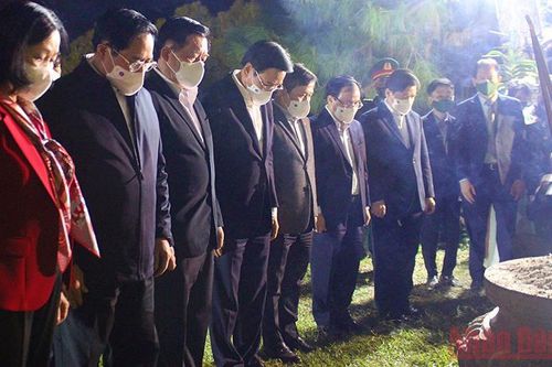 Thủ tướng Phạm Minh Chính và đoàn công tác Trung ương viếng mộ Đại tướng Võ Nguyên Giáp