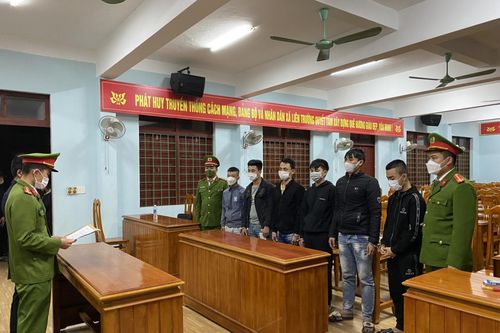 Nhóm thanh niên ngổ ngáo xuyên đêm mang hung khí tìm người báo thù