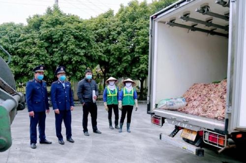 Quảng Ninh: Tiêu hủy 2.400kg mỡ bò bẩn không rõ nguồn gốc xuất xứ