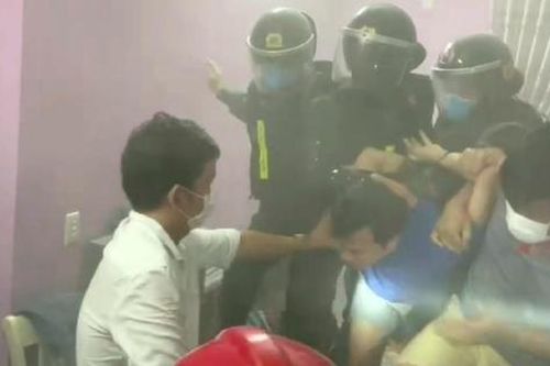 Nam thanh niên nghi ngáo đá đòi tự thiêu