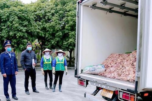 Tiêu hủy 2.400 kg mỡ động vật không rõ nguồn gốc