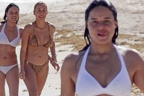 Đả nữ 'Fast and Furious' diện bikini sexy, thân thiết với gái lạ trên bãi biển