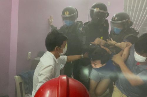 Không xin được tiền, mua xăng dọa đốt nhà tự thiêu