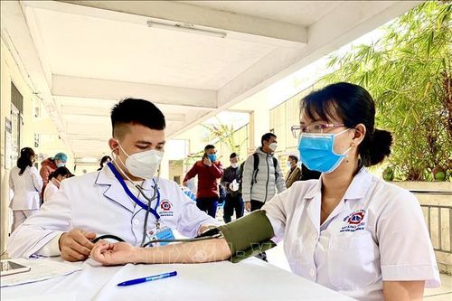 Quảng Ninh khuyến khích người lao động ở lại ăn Tết