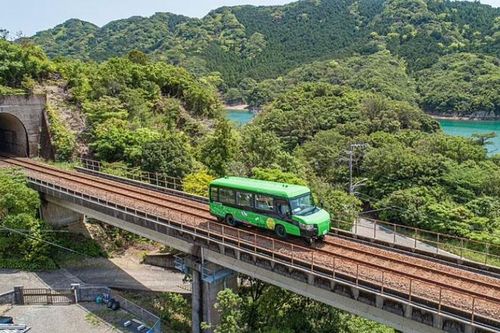 Độc đáo xe buýt biến thành tàu hỏa trong 15 giây tại Nhật Bản
