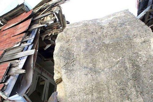 Ngôi nhà bị tảng đá 55 tấn rơi trúng trở thành điểm du lịch hút khách