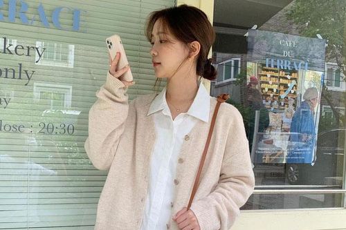 13 cách diện váy liền và áo khoác nâng vẻ sành điệu cho chị em ngày hẹn hò