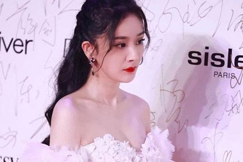 Mỹ nhân Hoa Ngữ và khoảnh khắc lên đồ gợi cảm khoe vòng 1 căng đầy
