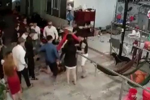 Bị nghi 'nhìn đểu', thiếu nữ 20 tuổi bị nhóm 6 thanh niên đánh tại quán ốc
