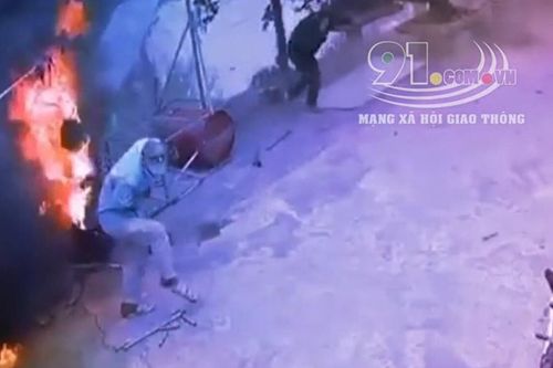Clip: Thùng phuy đựng dầu bất ngờ phát nổ khi hàn xì, người đàn ông đứng gần bốc cháy như ngọn đuốc