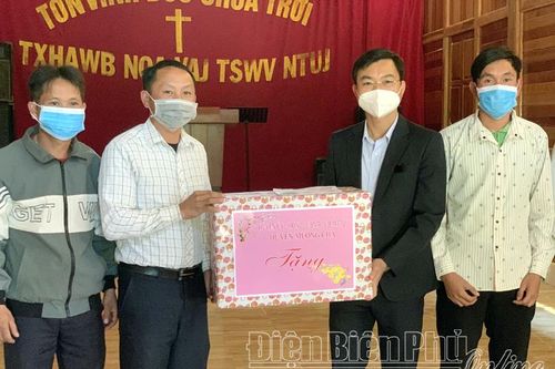 Mường Chà tặng quà 10 điểm nhóm tôn giáo nhân dịp Giáng sinh 2021