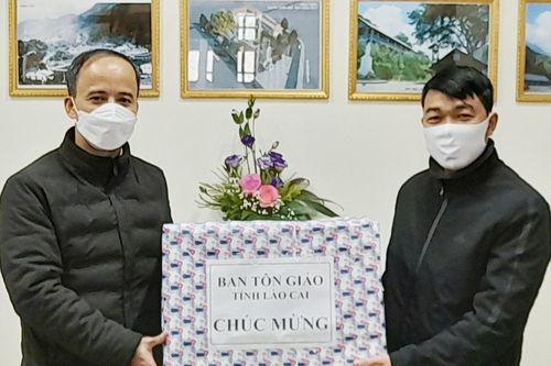 Thăm, tặng quà giáo xứ Sa Pa