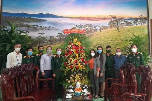 Lãnh đạo huyện Đức Trọng thăm, chúc mừng nhân ngày thành lập Quân đội Nhân dân Việt Nam
