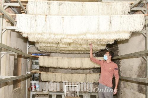 Người làm máy sấy bún