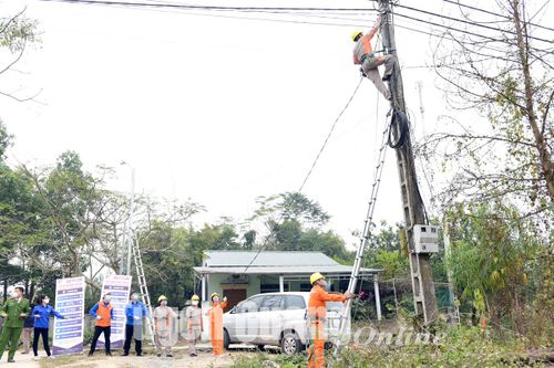 Lắp đặt công trình thắp sáng đường quê tại xã Trung Môn