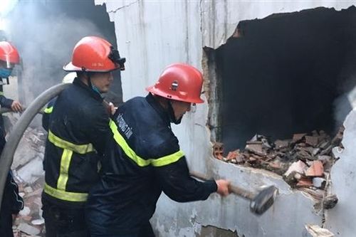 Đập tường, lấy nước hồ bơi chữa cháy kho phế liệu rộng hàng trăm mét