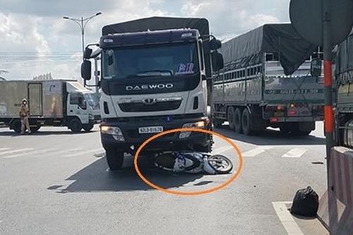 Đứng tim cảnh 2 người bị xe tải cuốn lồm cồm bò ra khỏi gầm