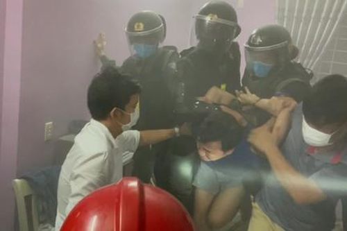 Xin cha mẹ 350 triệu không thành, kẻ nghiện ôm bình xăng dọa đốt nhà tự thiêu