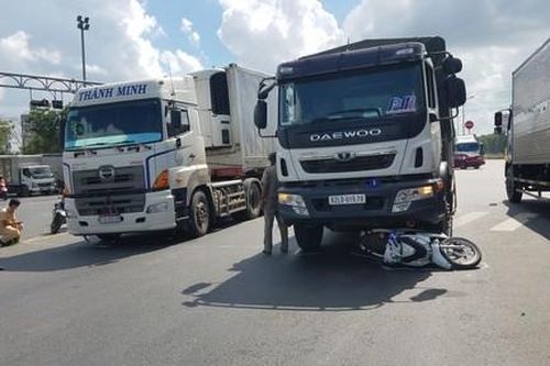 Đôi nam nữ bò ra từ gầm xe tải kêu cứu sau tai nạn giao thông