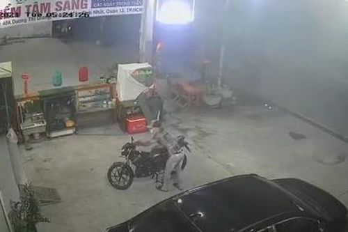 Clip 'xế xịn' vừa rửa dựng trước nhà, bị kẻ gian bẻ khóa cổ trộm mất