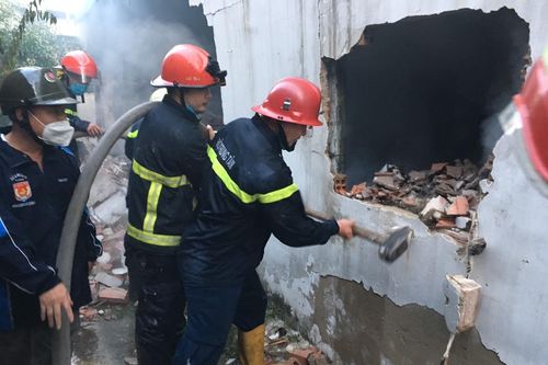 Cứu hỏa đập tường, dùng nước từ hồ bơi dập tắt đám cháy kho hàng 400m2
